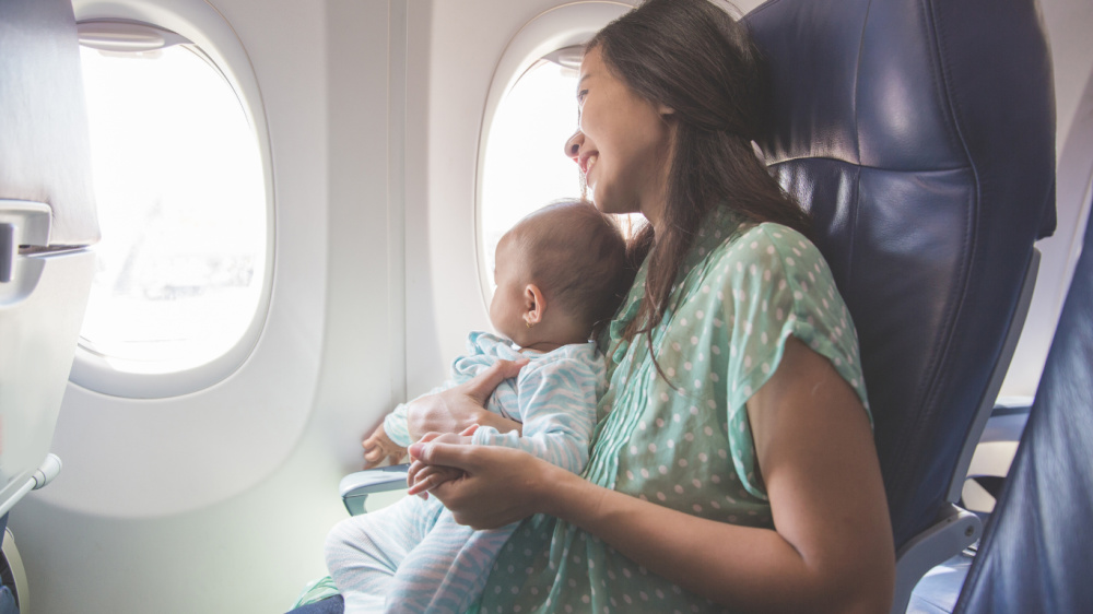 Let’s fly on vacation with a breastfed baby, consider all the nuances